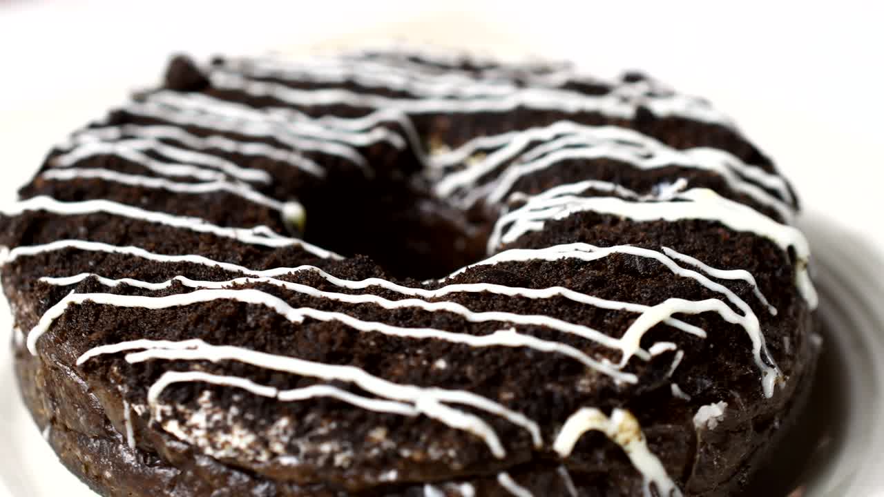 chocolate crujiente rosquilla girando. delicioso dulce de cacao rosca girando