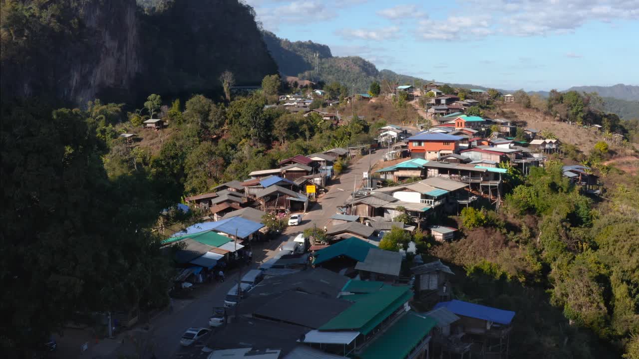 vista aérea sobre el pueblo rural tailandés de ban jaa bo en la cima de las montañas tropicales