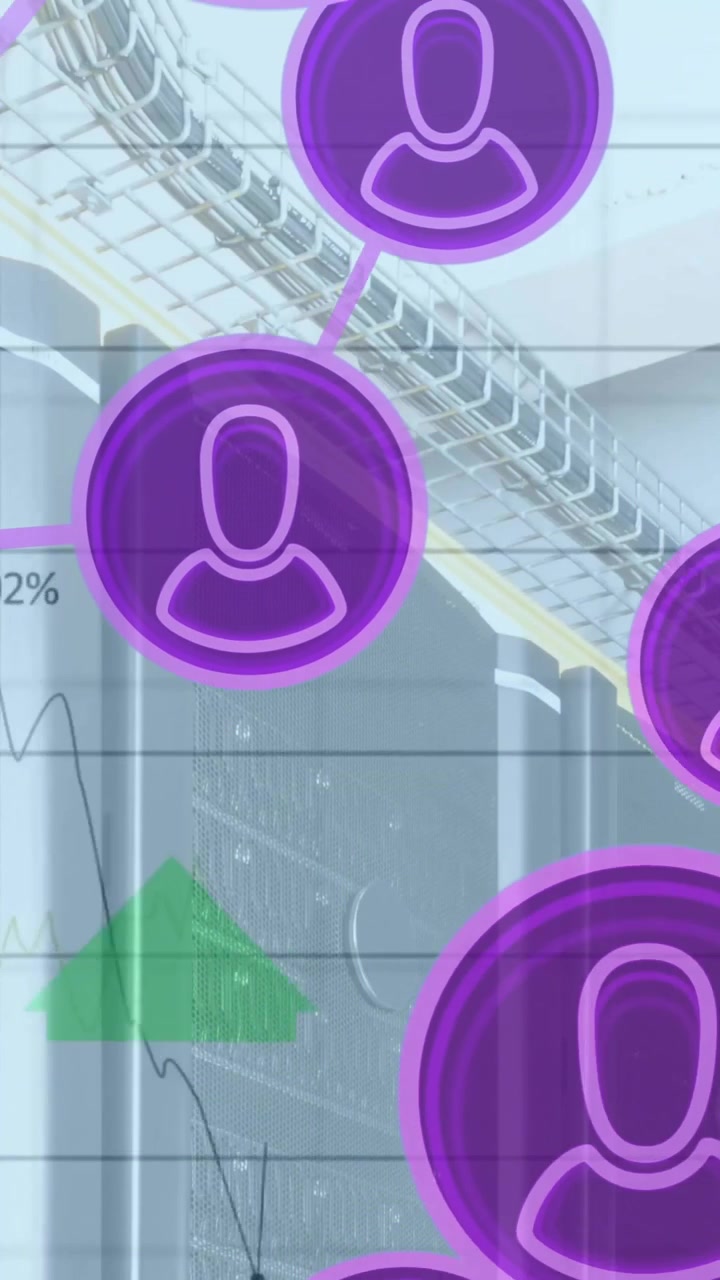Animación de conexiones con iconos y procesamiento de datos digitales sobre servidores informáticos
