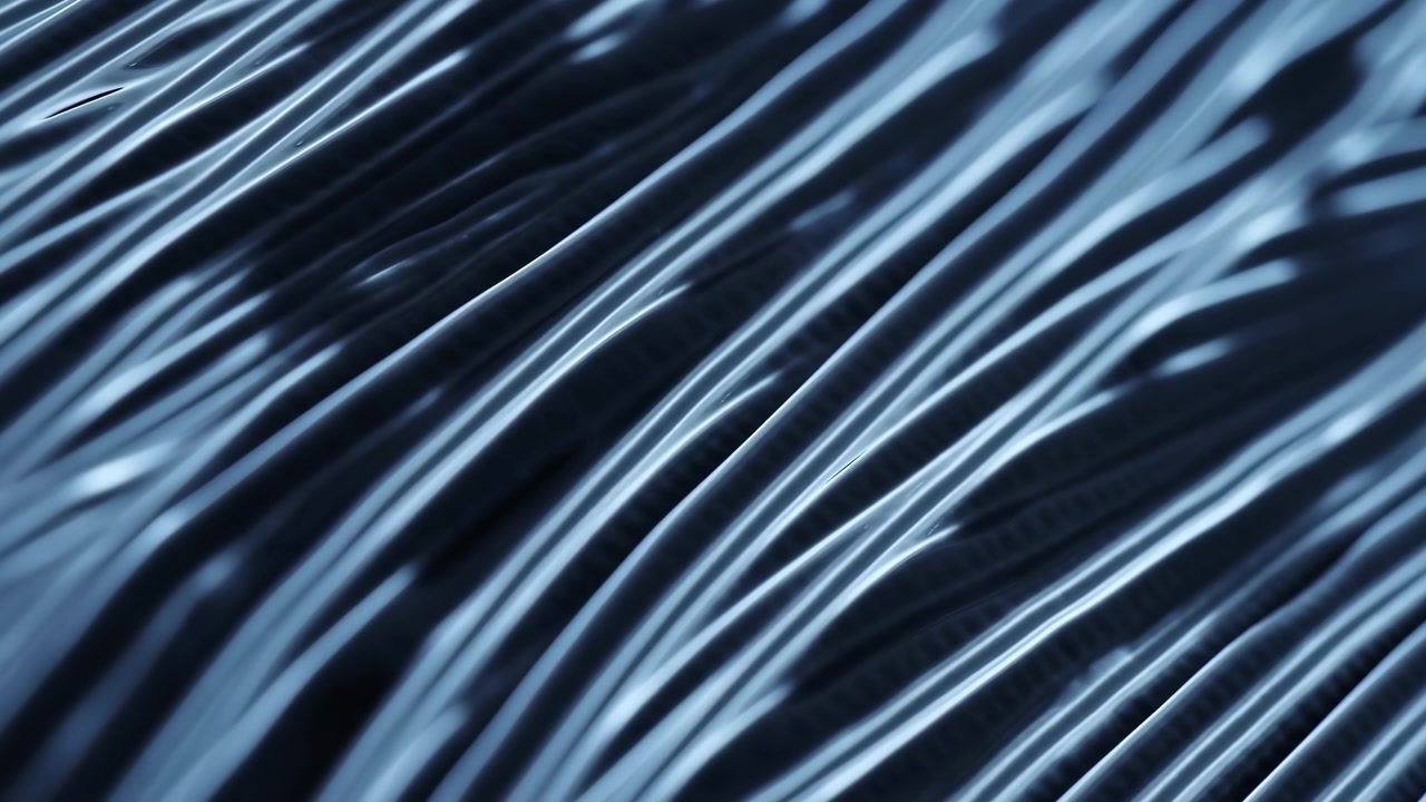 Tæt nærbillede af parallelle blanke metaltråde arrangeret diagonalt hen over billedfladen i et bølgelignende bundt. Kølig blå belysning skaber reflekterende højdepunkter.