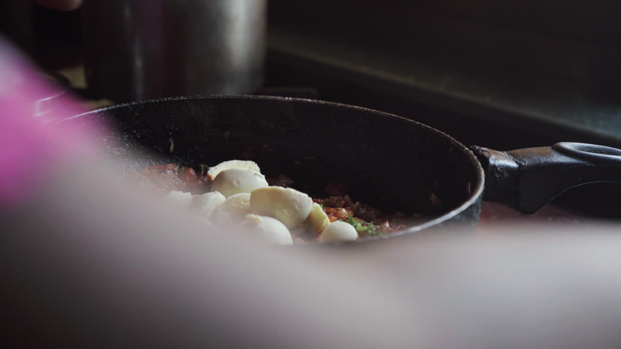 Ricetta bomba all'uovo, tuorlo sodo in masala, ripieni in padella, spezie indiane, uova alla diavola