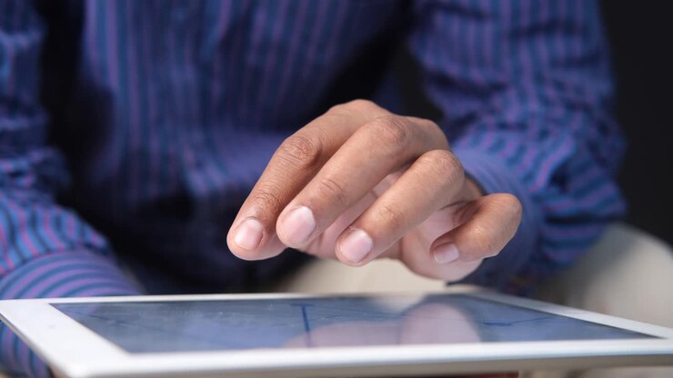 Persona che usa un tablet