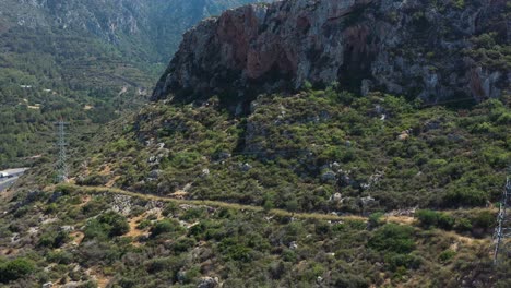 Coches-Que-Circulan-Por-Una-Carretera-Que-Serpentea-A-Través-De-Las-Montañas-Hacia-Nicosia,-Chipre