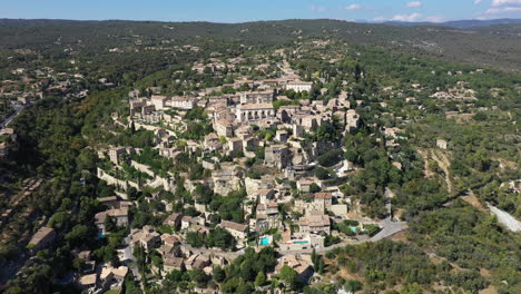 Vista-Aérea-De-Gordes-Pueblo-En-La-Cima-De-Una-Colina-Los-Pueblos-Más-Bellos-De-Francia-Vaucluse