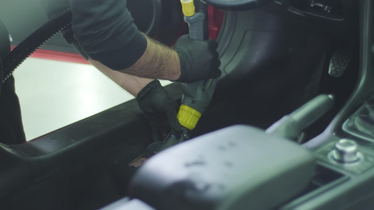 전문적인 자동차 청소. 샤워. 인테리어 세부 사항. 자동차 인테리어를 건조 청소 및 세부 사항; 깊은 좌석 청소; 자동차 세탁에서 거품을 는; 먼지에서 자동차 패널을 청소하는; 진공청소기