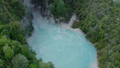 famoso lago inferno con vapor de azufre tóxico en el valle del rift volcánico de waimangu