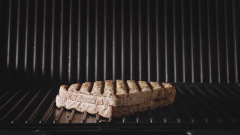 Beim-Öffnen-Des-Toastgrills-Kommt-Ein-Hausgemachtes-Hähnchen-Toast-Sandwich-Zum-Fettabbau-Zum-Vorschein