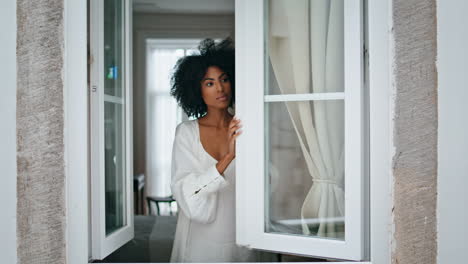 Chica-Serena-Abriendo-Ventana-Por-La-Mañana.-Señora-De-Bata-De-Seda-De-Pelo-Negro-Disfrutando-Del-Fin-De-Semana