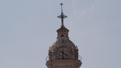 Torre-del-reloj-en-la-Iglesia-de-Santo-Domingo-Quito-Ecuador