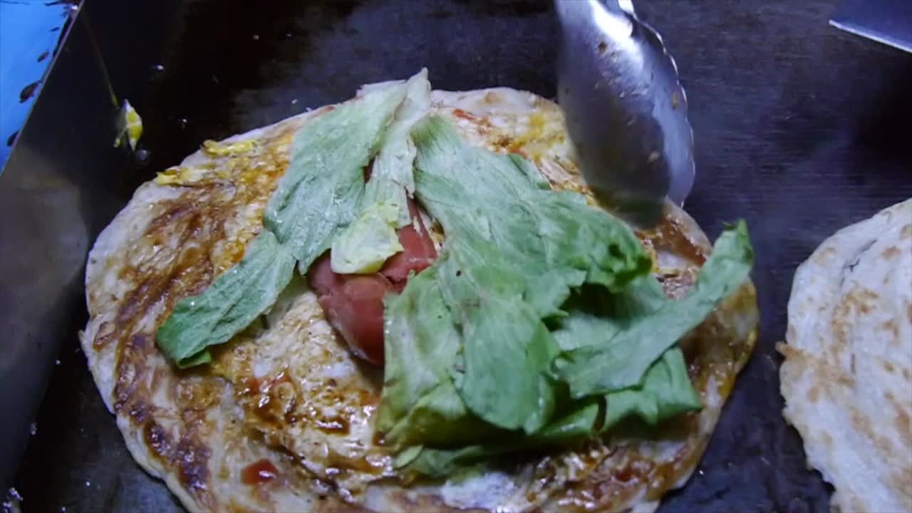 completo del pan plano en beijing xiaochi huevos a la barbacoa hacer panqueques salchicha sausasfilling vendedor ambulante ambulante