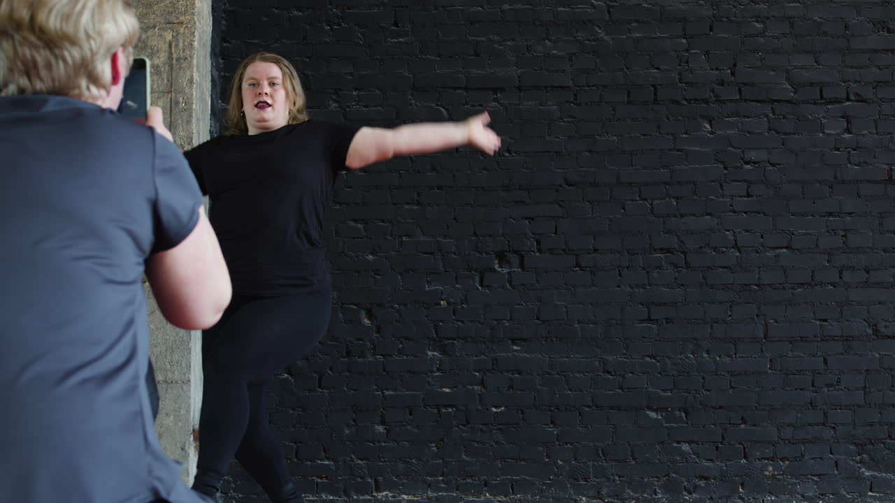 실내에서 비디오를 녹음하는 여성