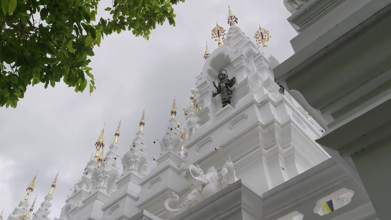 Ripresa cinematografica al rallentatore di un tempio bianco e oro in Thailandia.