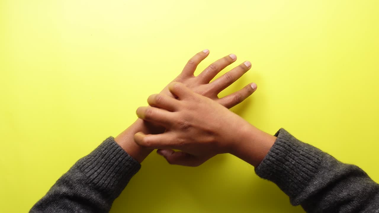 persona rascándose el brazo