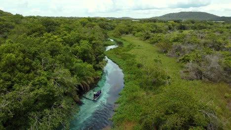 Fliegen-über-Ein-Boot-Im-Kristallklaren-Wasser-Des-Sucuri-flusses---Bonito,-Mato-Grosso-Do-Sul---Brasilien