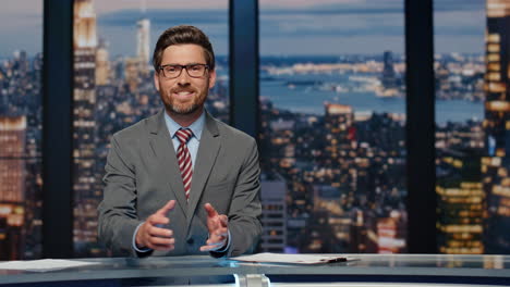 presentador de noticias en vivo del programa nocturno de televisión. presentador hablando de televisión