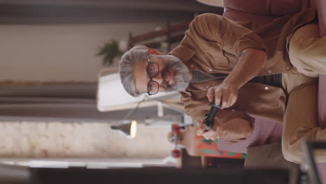 un hombre alegre de mediana edad jugando a un juego de consola