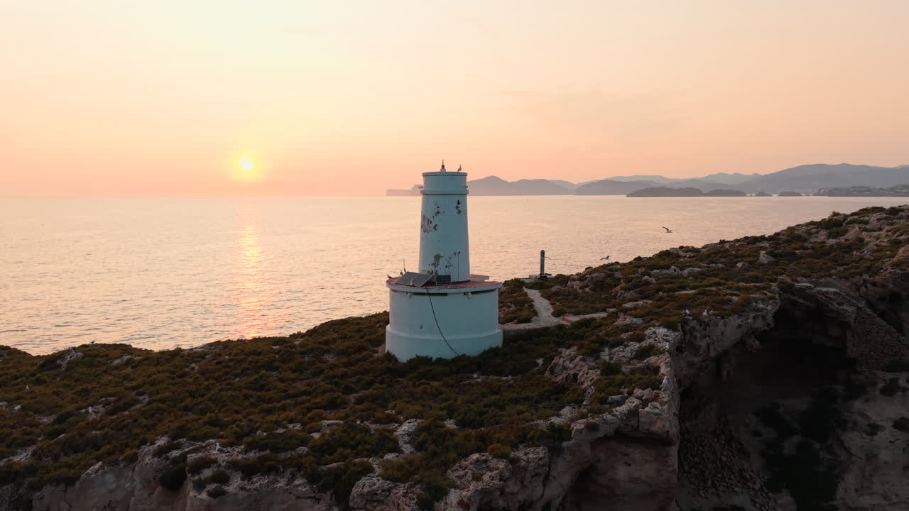 Majakka auringonlaskussa