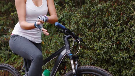 Ciclista-Femenina-Con-Guantes-Deportivos