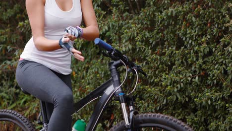 una ciclista con guantes deportivos
