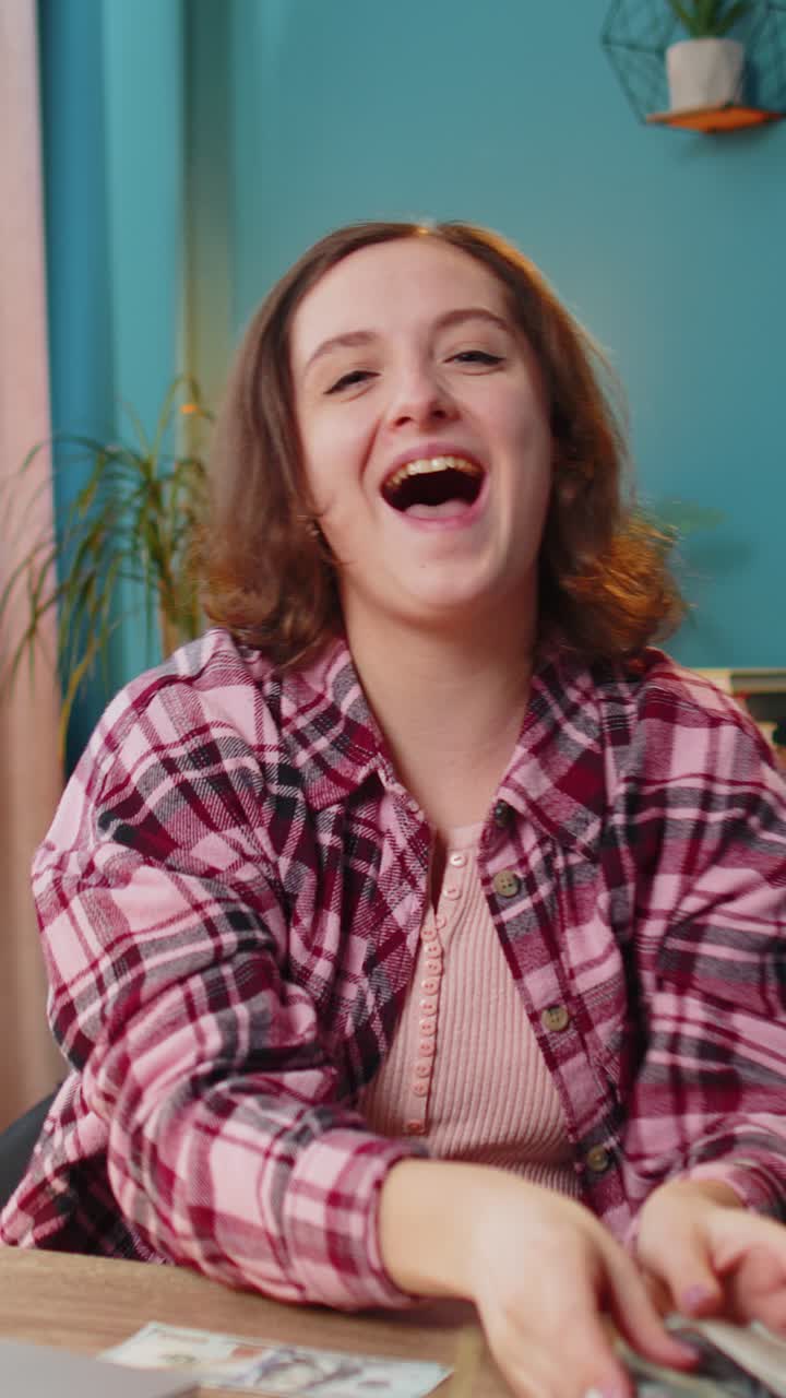 una mujer de negocios rica gana grandes ganancias éxito ganar la lotería desperdiciar el dinero tirando el premio mayor de la lotería