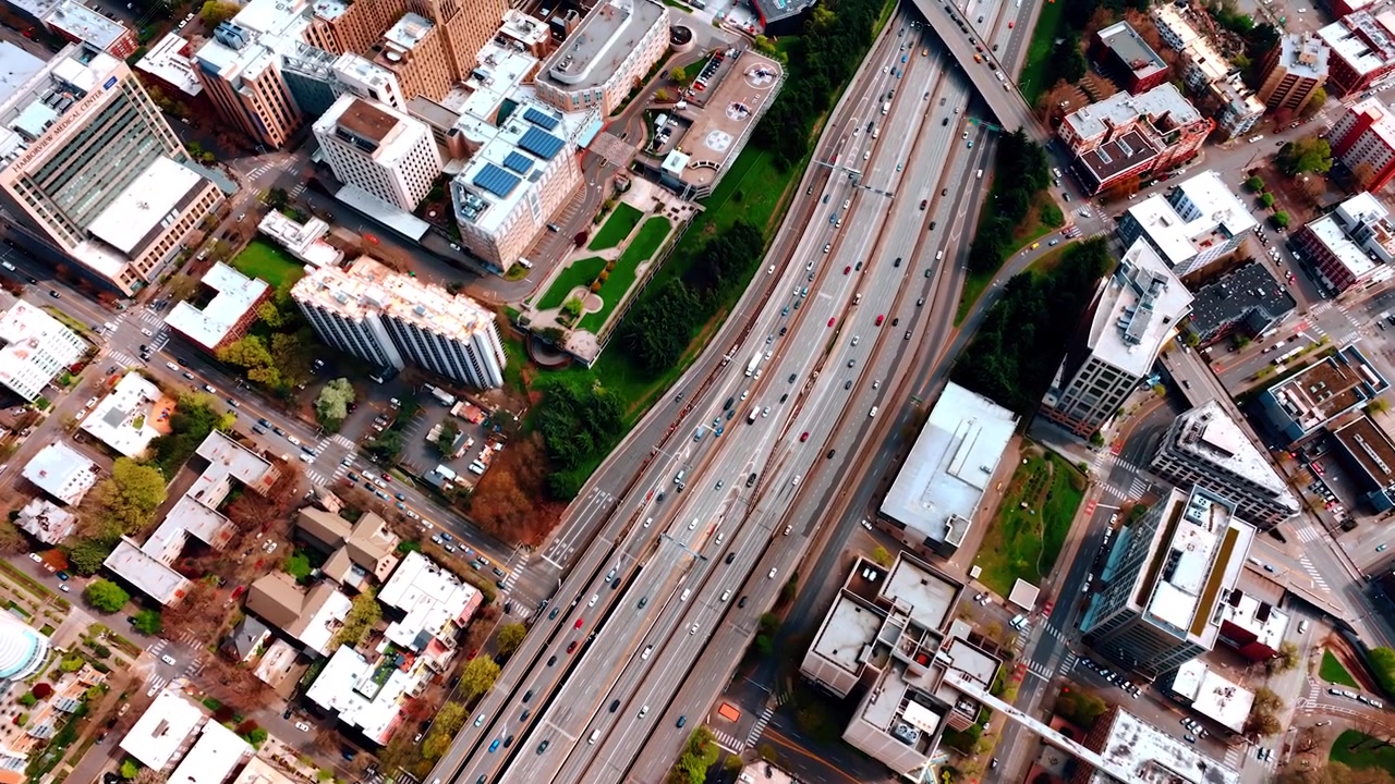 Autoestradas amplas cheias de carros em movimento rápido na metrópole. Perspectiva aérea da moderna Seattle, Washington, EUA.