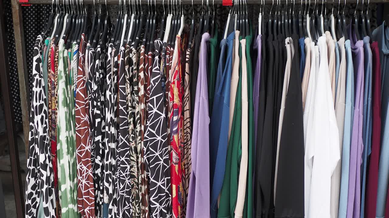 ropa en un estante de ropa