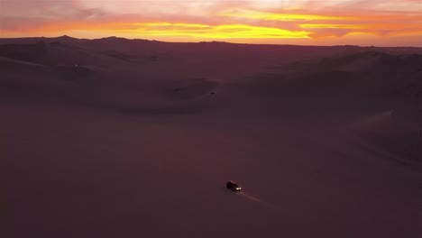 Toma-Aérea-4k-Del-Atardecer-En-Huacachina,-Perú