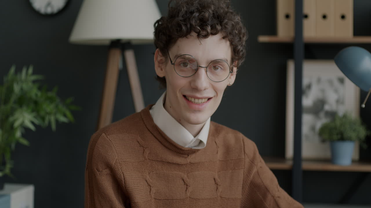 Uomo sorridente in un ufficio