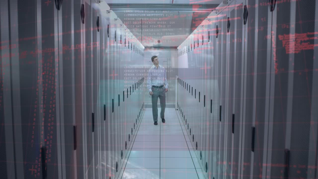 Flere skærme med databehandling mod kaukasisk, mandlig ingeniør, der går i serverrum