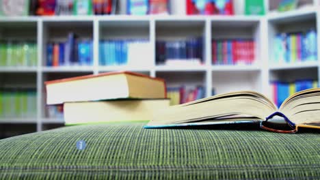 animación del texto de regreso a la escuela sobre los libros