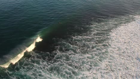 Luftaufnahme-Eines-Professionellen-Surfers,-Der-Akrobatische-Tricks-Im-Ozeanwasser-Der-Bali-insel-Uluwatu-Ausführt