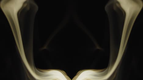 humo de incienso girando sobre un fondo negro