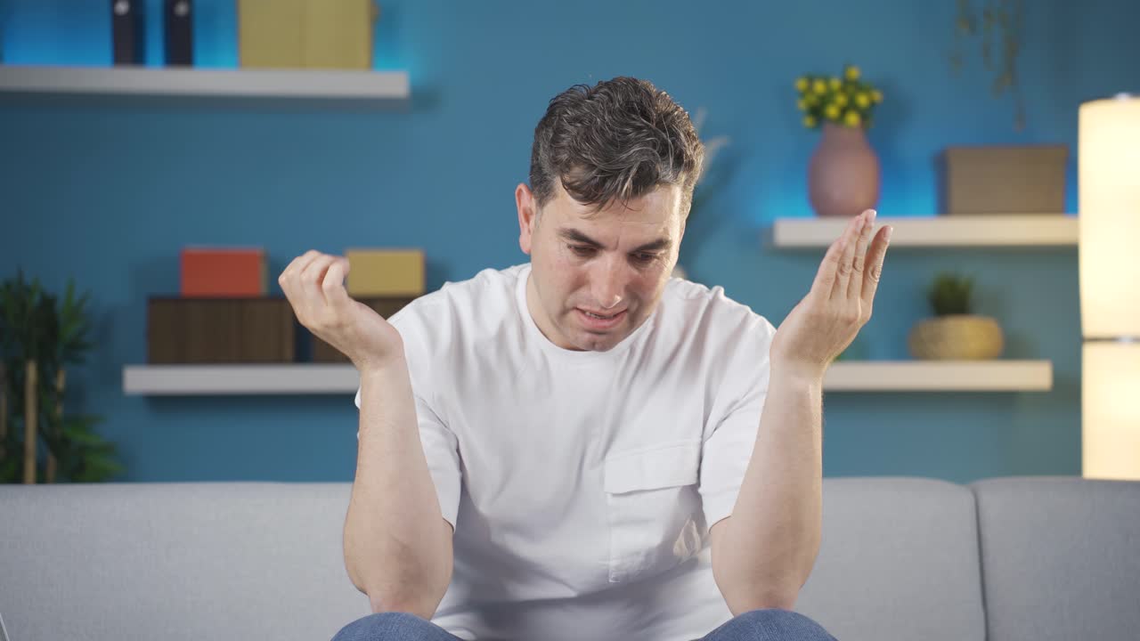 hombre enojado. está enojado consigo mismo por sus errores.