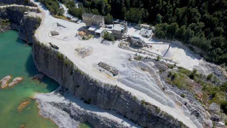 Atemberaubende-4K-Drohnenaufnahmen-Des-Steinbruchs-In-Der-Nähe-Von-Velenje-Im-Land-Slowenien