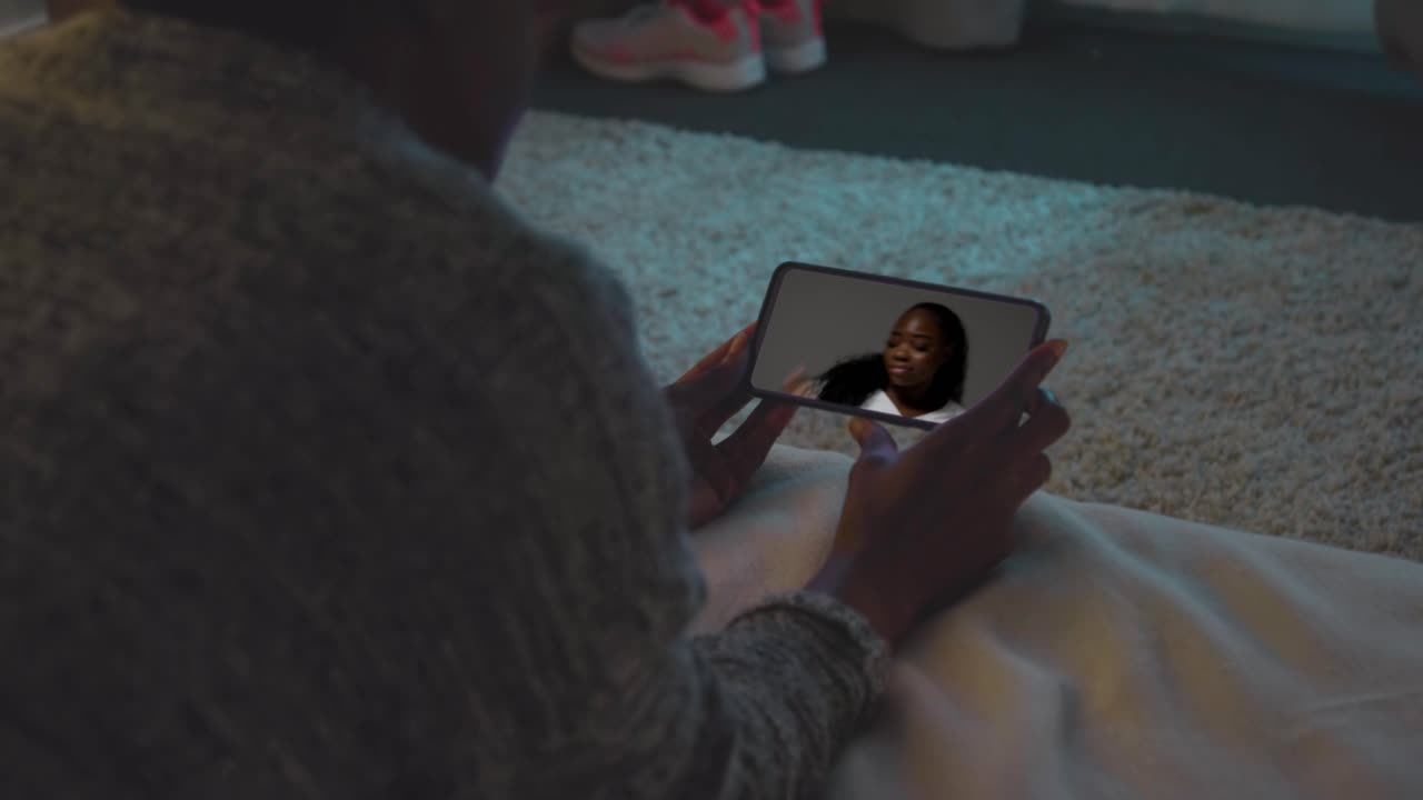 mujer acostada en la cama en casa mirando música y video de baile en el teléfono móvil