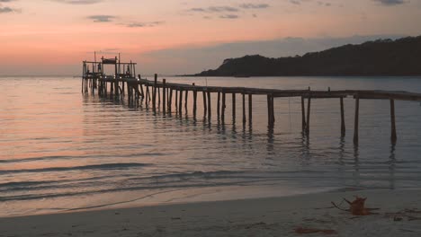 Puesta-De-Sol-En-La-Playa-De-Tailandia-Con-Perro