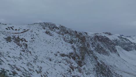 Toma-Aérea-Reveladora-De-La-Estación-De-Esquí-De-El-Colorado-En-Las-Montañas-Andinas.