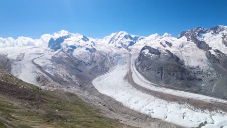 vista aérea de un hermoso glaciar en los alpes en suiza, europa, una vista desde el observatorio de gornergrat