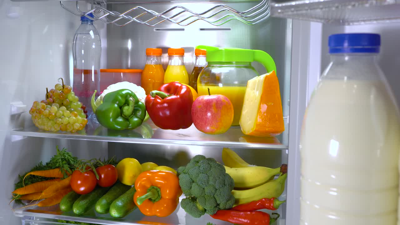 refrigerador abierto lleno de comida