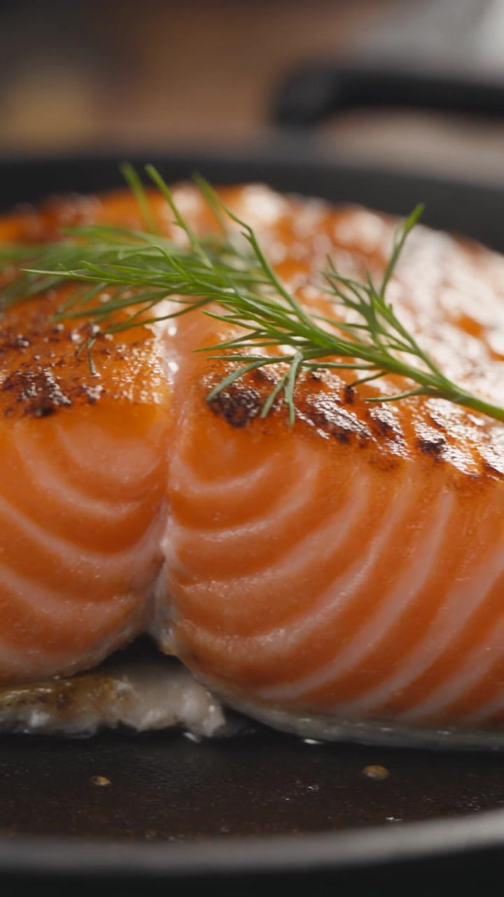 Filetto di salmone fresco che sfrigola in una padella calda