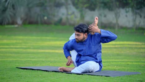 Indischer-Mann-Macht-Fortgeschrittene-Yoga-Pose