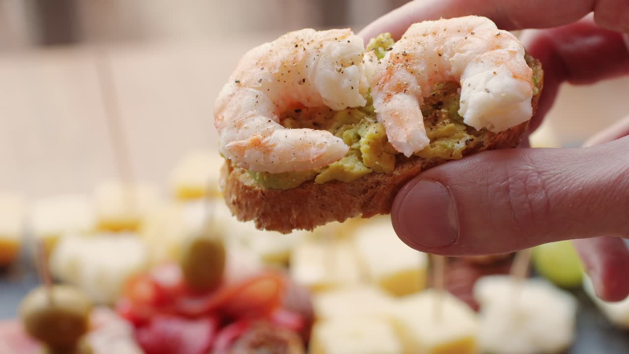 Reje- og avocadotapas