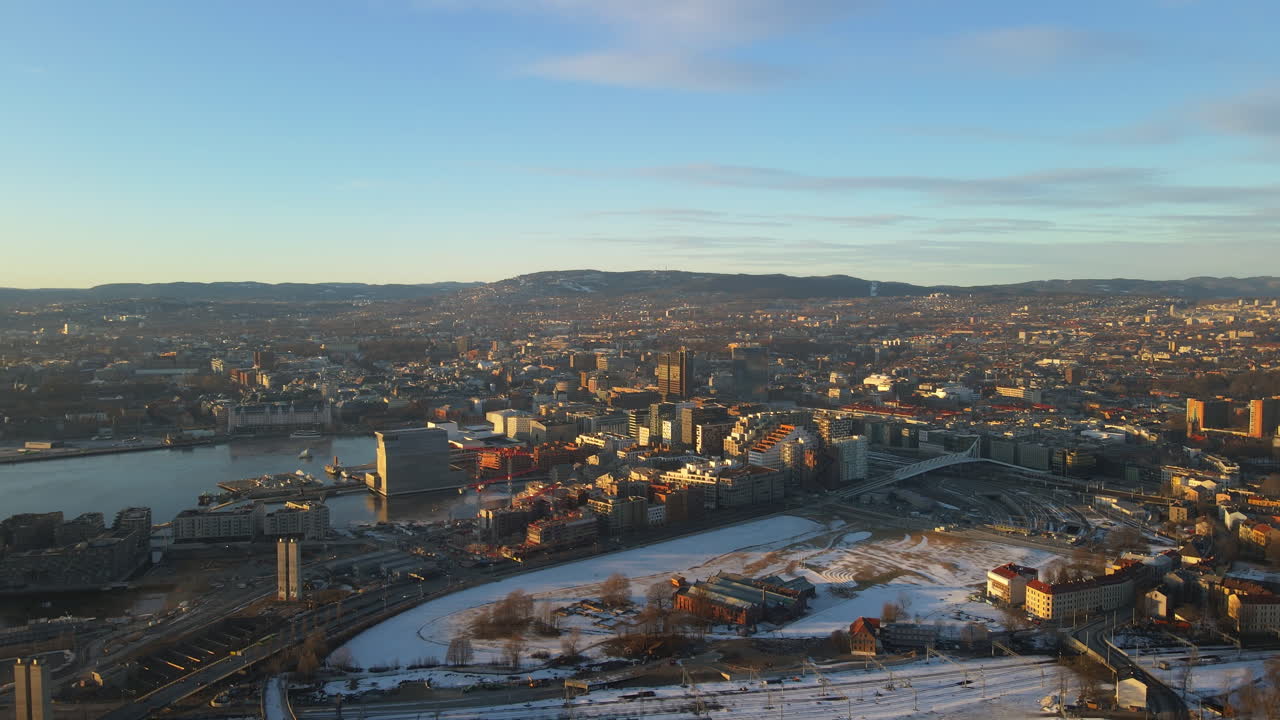 Foto panoramica aerea di Oslo, Norvegia, scattata con un drone in una giornata invernale soleggiata