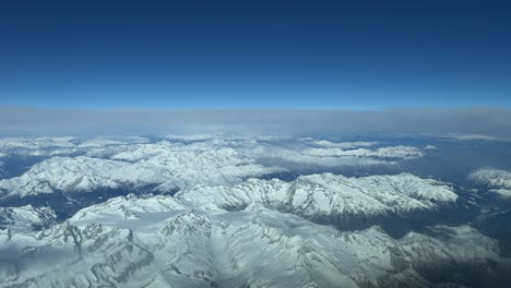 impresionante vista de los ne alpes italianos que vuelan hacia el norte cerca de la frontera con austria