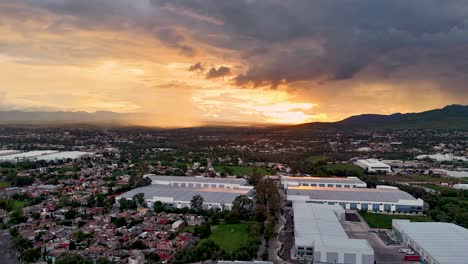 hiperlapso de las montañas tepotzotlán al atardecer durante la hora dorada, capturando las áreas residenciales, industriales y naturales, destacando el reflejo en la laguna de axotlán en cuautitlán izcalli