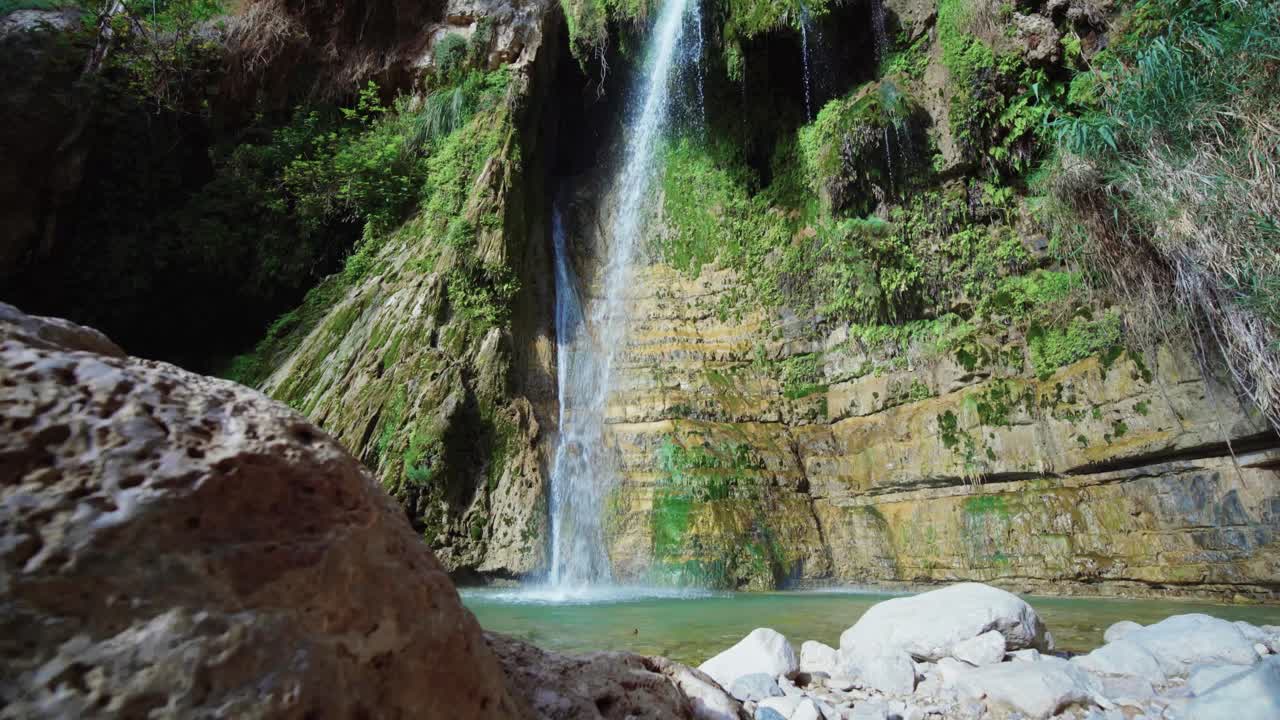 cascada en el mar muerto del sur de israel