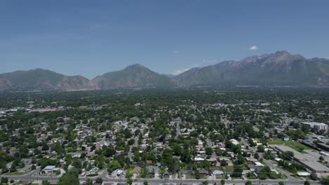 Increíble-Paisaje-Urbano-De-Millcreek,-South-Salt-Lake-City,-Utah-Con-Montañas