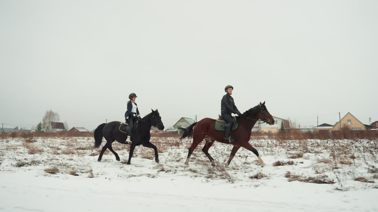 Sentiero innevato con cavalieri. Viaggio attraverso un paesaggio invernale con due cavalieri a cavallo che istruiscono. Esploratori che cavalcano attraverso campi ghiacciati guidati dall'istruttore in un'atmosfera invernale frizzante