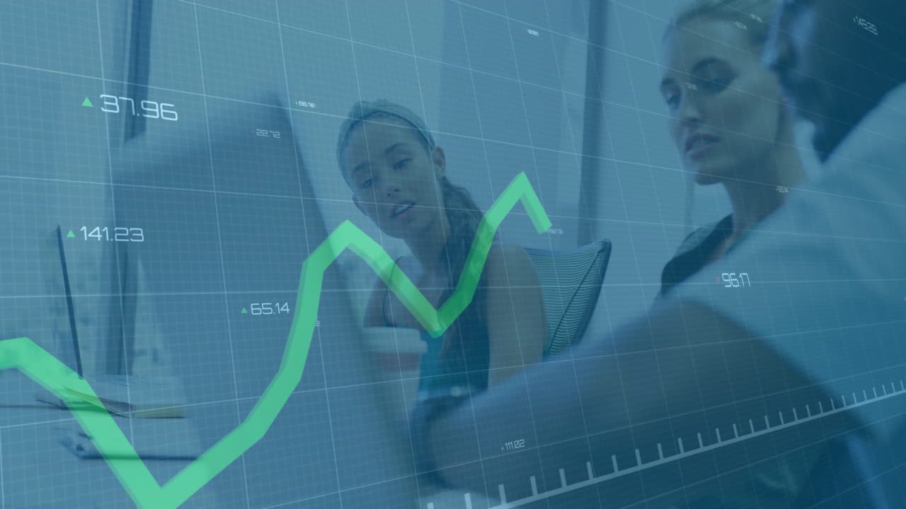 animación de gráficos y números cambiantes sobre diversos compañeros de trabajo discutiendo informes en la computadora portátil