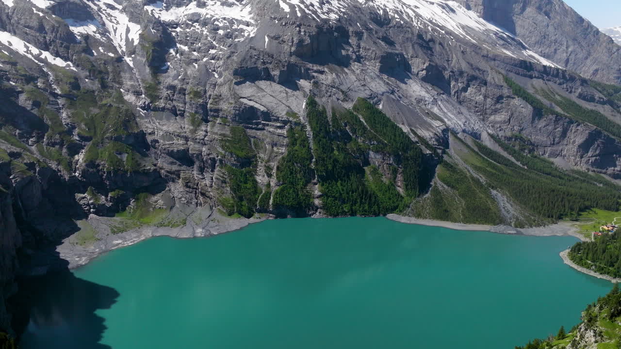 스위스 베르네스 오버랜드에 있는 에스키린 호수에 둘러싸인 가파른 바위 산